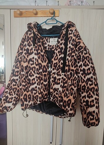 Leopar desen şişme mont