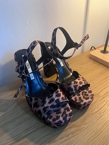 Zara Zara leopar desenli topuklu ayakkabı