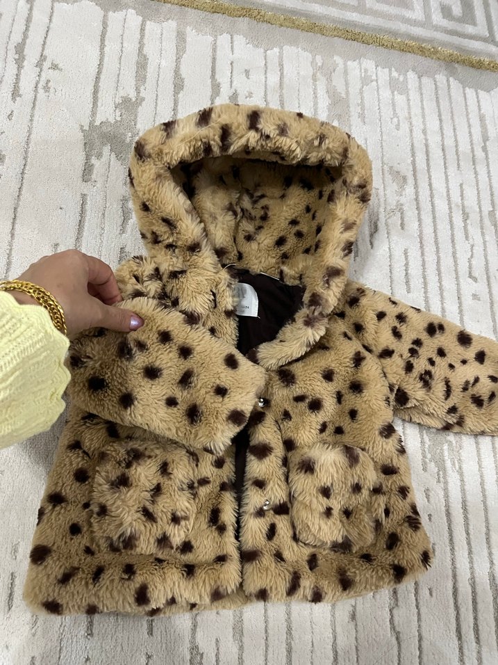 Kız Çocuk Leopar Desenli Kapüşonlu Kürklü Mont - Görsel 2
