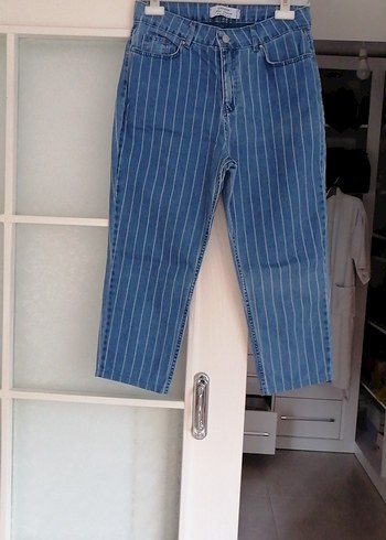 Çizgili Kemerli Mini Kot Pantolon