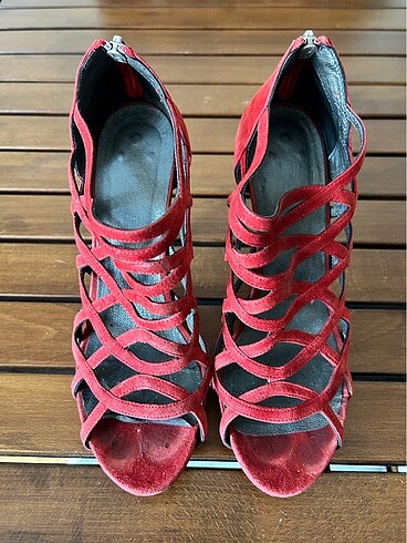 Kırmızı sürt topuklu ayakkabı
