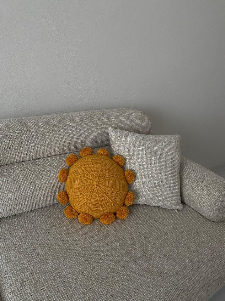 Sarı Ponponlu Nakışlı Dekoratif Minder - Görsel 2