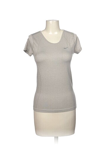 Nike T-shirt %70 İndirimli.