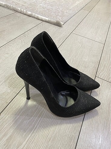 Simli siyah stiletto ayakkabı