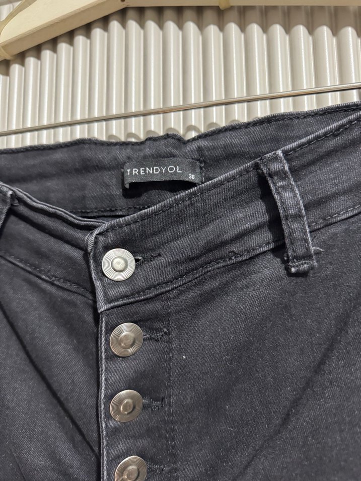 Düğmeli Siyah Kadın dar Paça Kot - Görsel 3