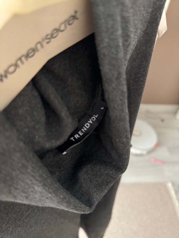 Gri Yüksek Yakalı Kolsuz Örme Elbise - Görsel 3