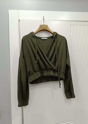 Kemer Detaylı Kapüşonlu Kısa Sweatshirt