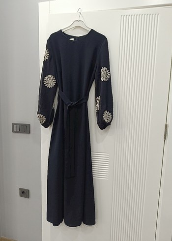 Uzun Kol Siyah Nakışlı Tesettür Elbise - Görsel 8