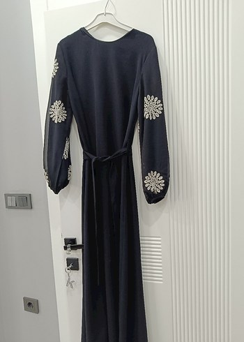 Uzun Kol Siyah Nakışlı Tesettür Elbise - Görsel 2