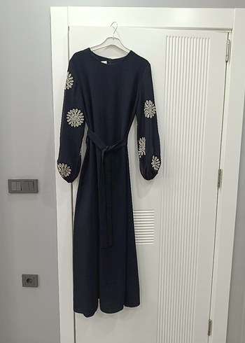 Uzun Kol Siyah Nakışlı Tesettür Elbise - Görsel 9