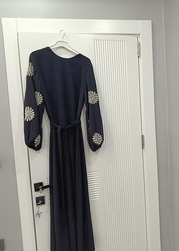 Uzun Kol Siyah Nakışlı Tesettür Elbise - Görsel 4