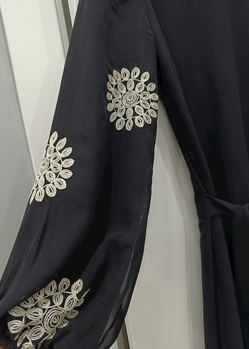 Uzun Kol Siyah Nakışlı Tesettür Elbise - Görsel 5