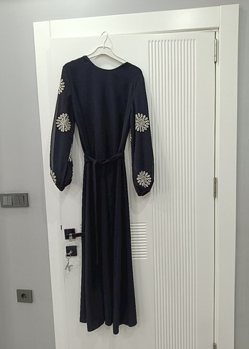 Uzun Kol Siyah Nakışlı Tesettür Elbise - Görsel 3