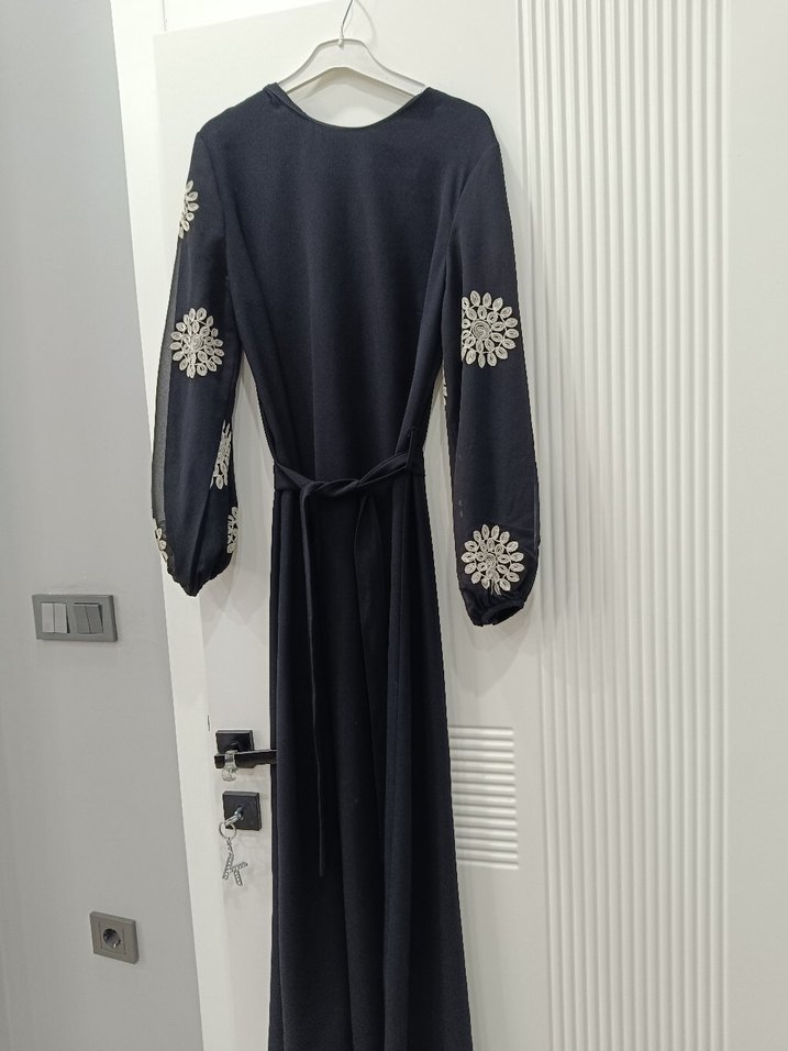 Uzun Kol Siyah Nakışlı Tesettür Elbise - Görsel 2