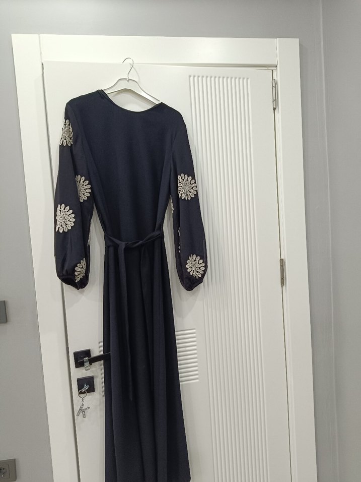 Uzun Kol Siyah Nakışlı Tesettür Elbise - Görsel 4