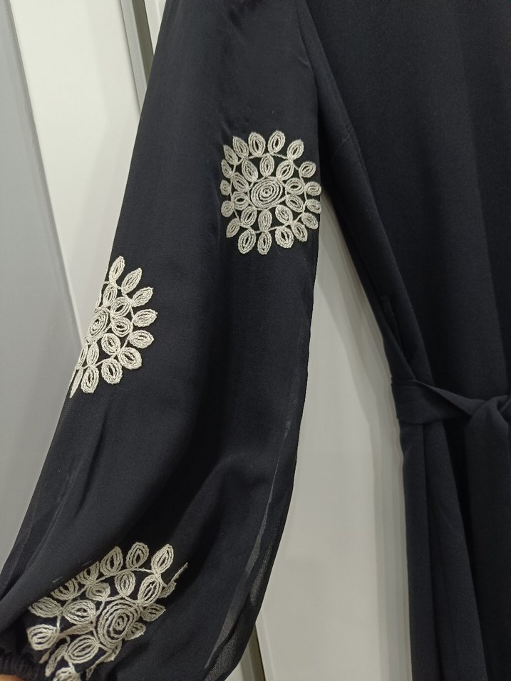 Uzun Kol Siyah Nakışlı Tesettür Elbise - Görsel 5