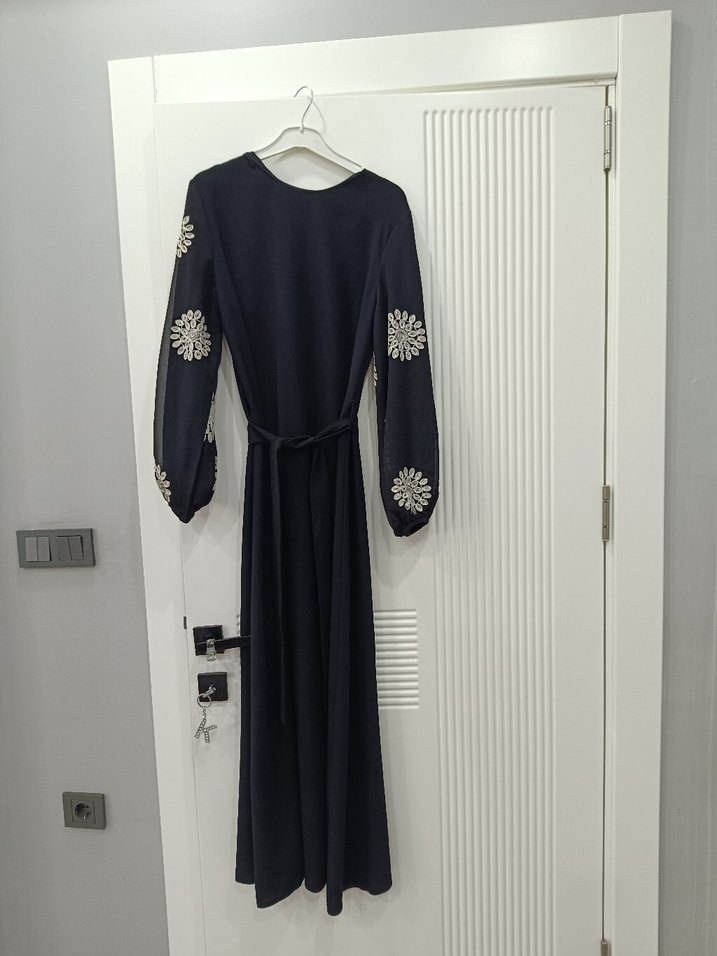 Uzun Kol Siyah Nakışlı Tesettür Elbise - Görsel 3