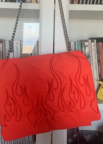 Kırmızı Zincir Detaylı Nakışlı Kadın Çanta - Görsel 2