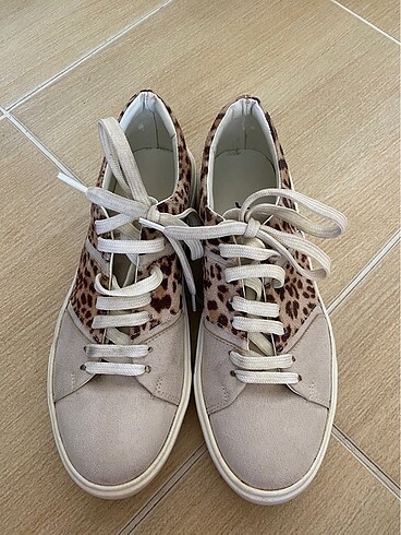 Leopar desenli bej sneakers