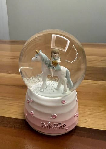 Beyaz Unicorn ve Kız Figürlü Kar Küresi - Görsel 3