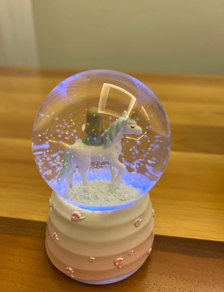 Beyaz Unicorn ve Kız Figürlü Kar Küresi - Görsel 2