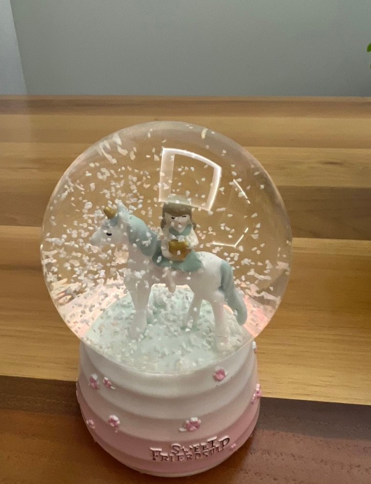 Beyaz Unicorn ve Kız Figürlü Kar Küresi - Görsel 5