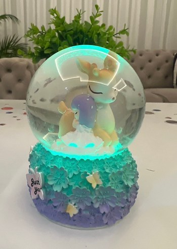 Renkli Mor Koruyucu Figürlü Kar Küresi - Görsel 2