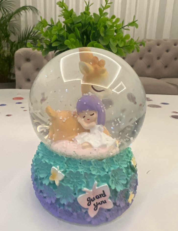 Renkli Mor Koruyucu Figürlü Kar Küresi - Görsel 4