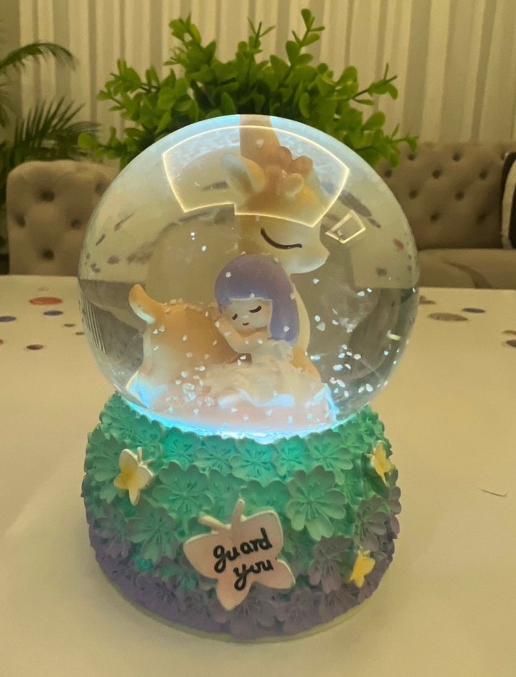 Renkli Mor Koruyucu Figürlü Kar Küresi - Görsel 5