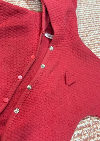 Kırmızı Kapüşonlu Kısa Hırka - Görsel 2