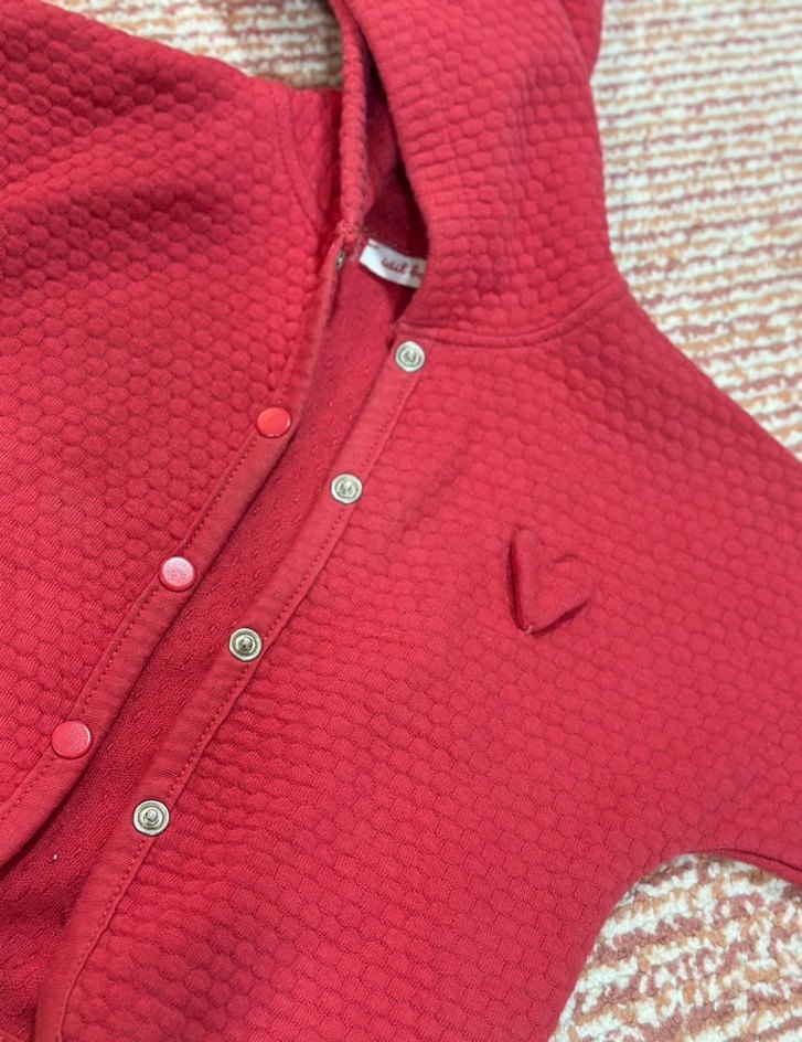 Kırmızı Kapüşonlu Kısa Hırka - Görsel 2