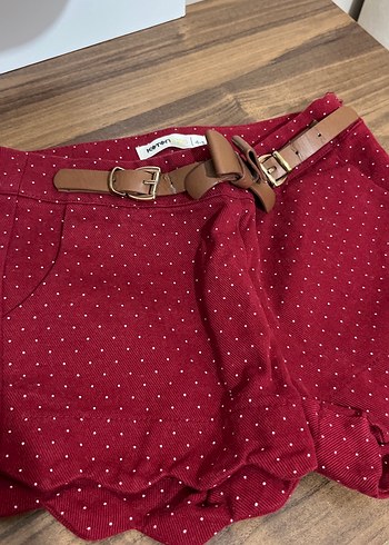 Kemer Detaylı Kırmızı Puantiyeli Mini Şort - Görsel 3