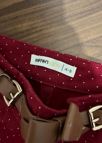 Kemer Detaylı Kırmızı Puantiyeli Mini Şort - Görsel 2