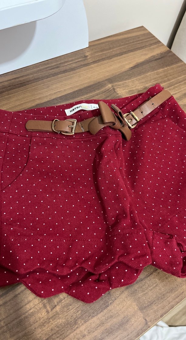 Kemer Detaylı Kırmızı Puantiyeli Mini Şort - Görsel 3