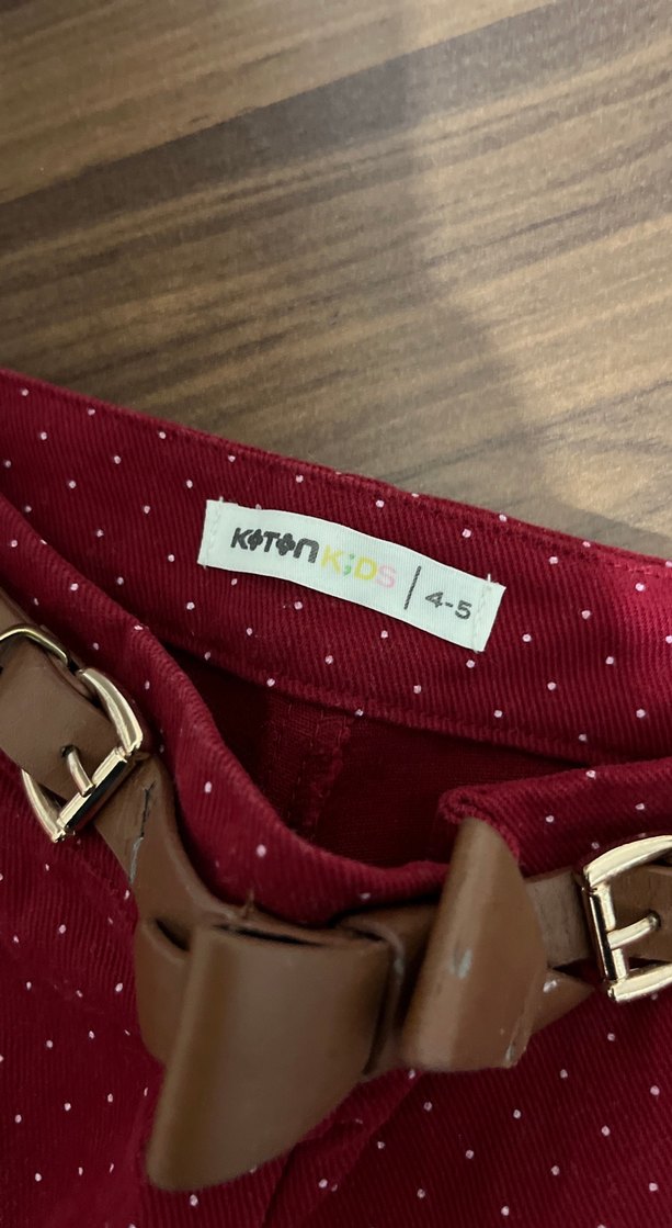 Kemer Detaylı Kırmızı Puantiyeli Mini Şort - Görsel 2