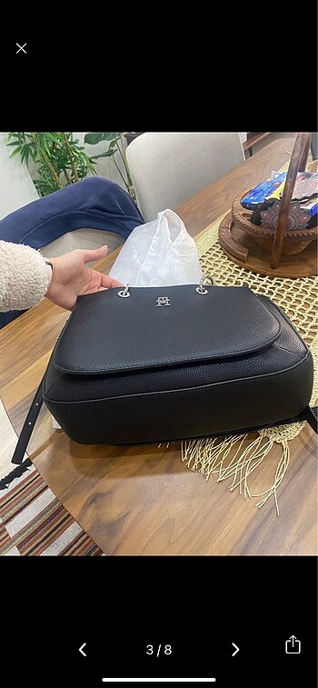  Beden Tommy hilfiger siyah askılı kol çantası
