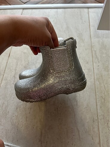 zara yağmur botu simli simi çıkmıyor
