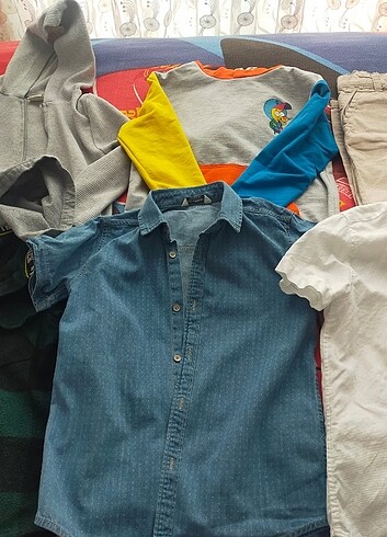 7-8 yaş kapşonlu gömlek pantolon sweatshirt , beyaz gömlek ve es