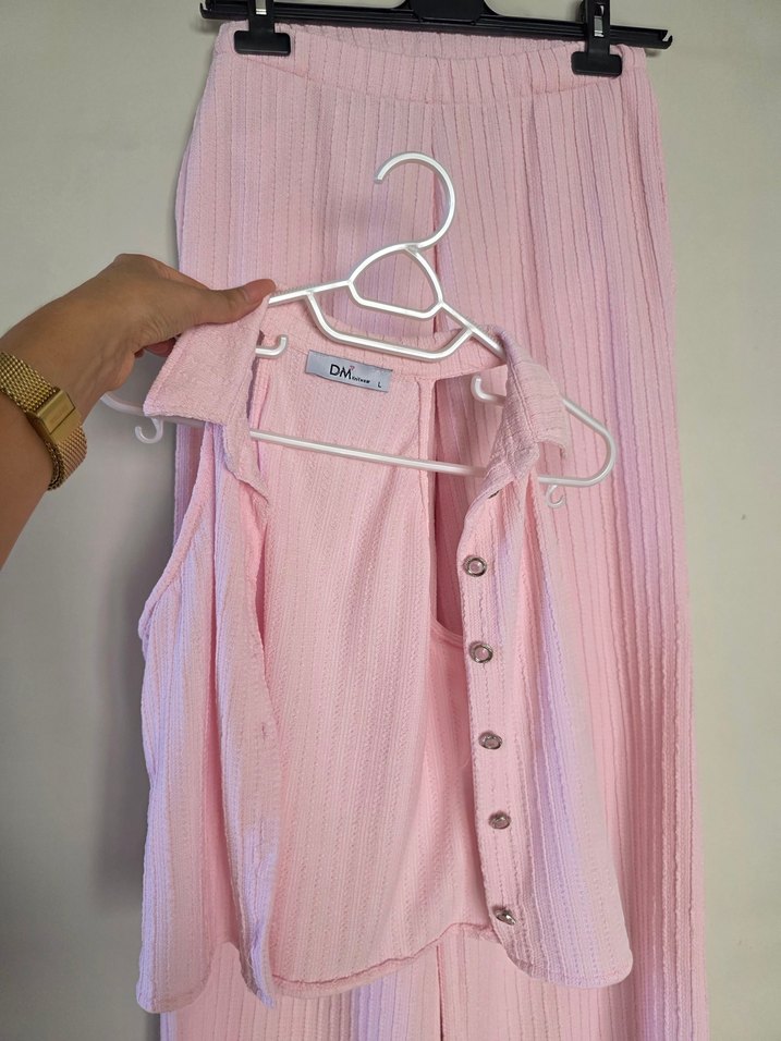 Pembe yumuşak kumaştan kadın takım - Görsel 3