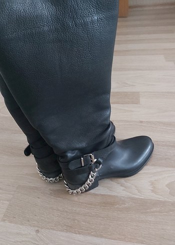 Zara Tokalı Siyah Deri Diz Boyu Topuklu Çizme - Görsel 2