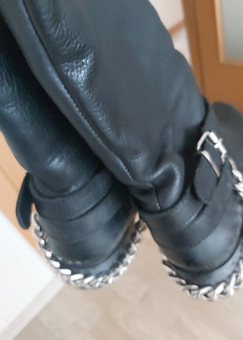 Zara Tokalı Siyah Deri Diz Boyu Topuklu Çizme - Görsel 9