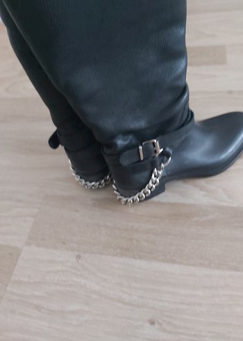 Zara Tokalı Siyah Deri Diz Boyu Topuklu Çizme - Görsel 3