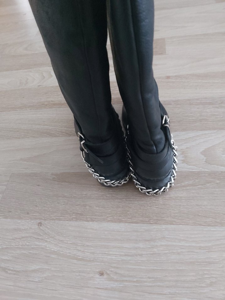 Zara Tokalı Siyah Deri Diz Boyu Topuklu Çizme - Görsel 4