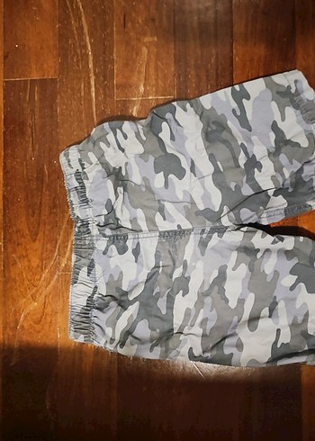 Erkek Gri Kamuflaj Bol Kesim Kemerli Şort - Görsel 2