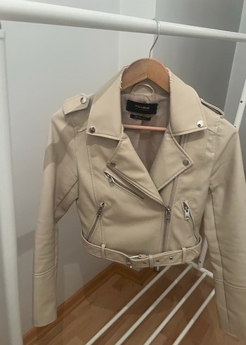 Pull and Bear Bej Deri Kemerli Kısa Ceket - Görsel 2