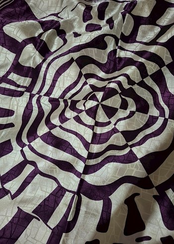 Mor Kadın Fular - Modern ve Dramatik Tasarım - Görsel 7