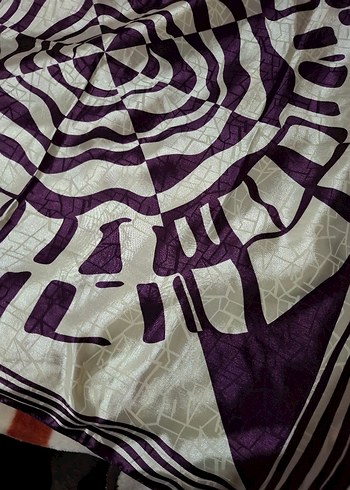 Mor Kadın Fular - Modern ve Dramatik Tasarım - Görsel 6