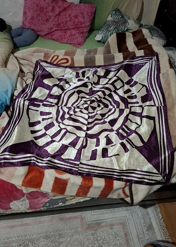 Mor Kadın Fular - Modern ve Dramatik Tasarım - Görsel 9