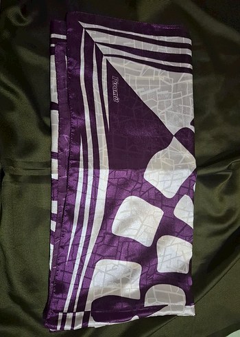 Mor Kadın Fular - Modern ve Dramatik Tasarım - Görsel 3