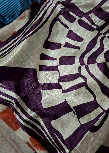 Mor Kadın Fular - Modern ve Dramatik Tasarım - Görsel 4